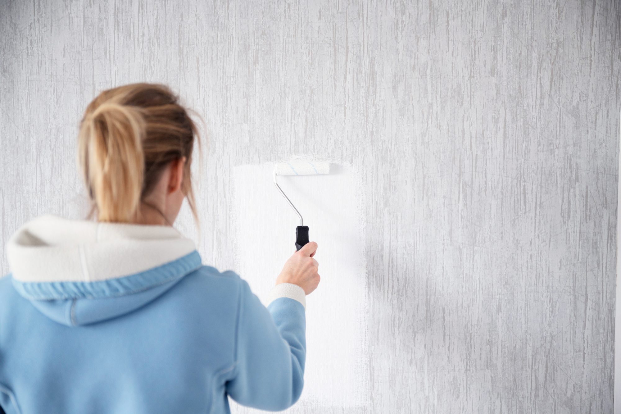 Dos and Don’ts of Painting Over Wallpaper